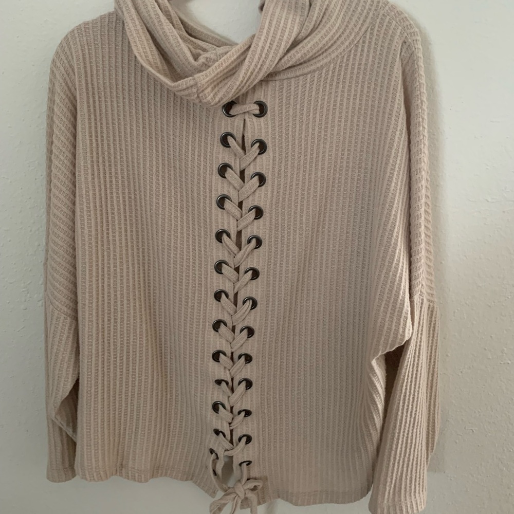 Maurices Size L beautiful detailing on the back